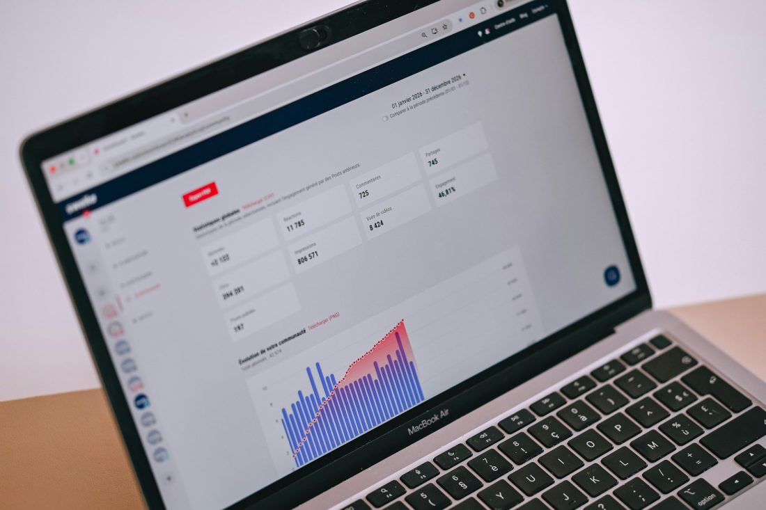 Portátil mostrando datos de rendimiento y analítica digital