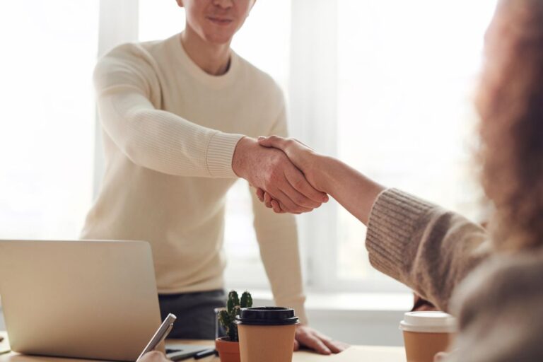 Reunión para contratar un diseñador web y revisar el proyecto