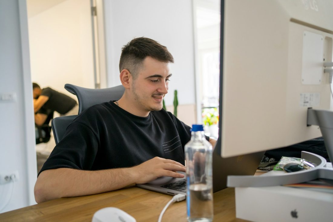 Profesional trabajando en el desarrollo y mejora de una web