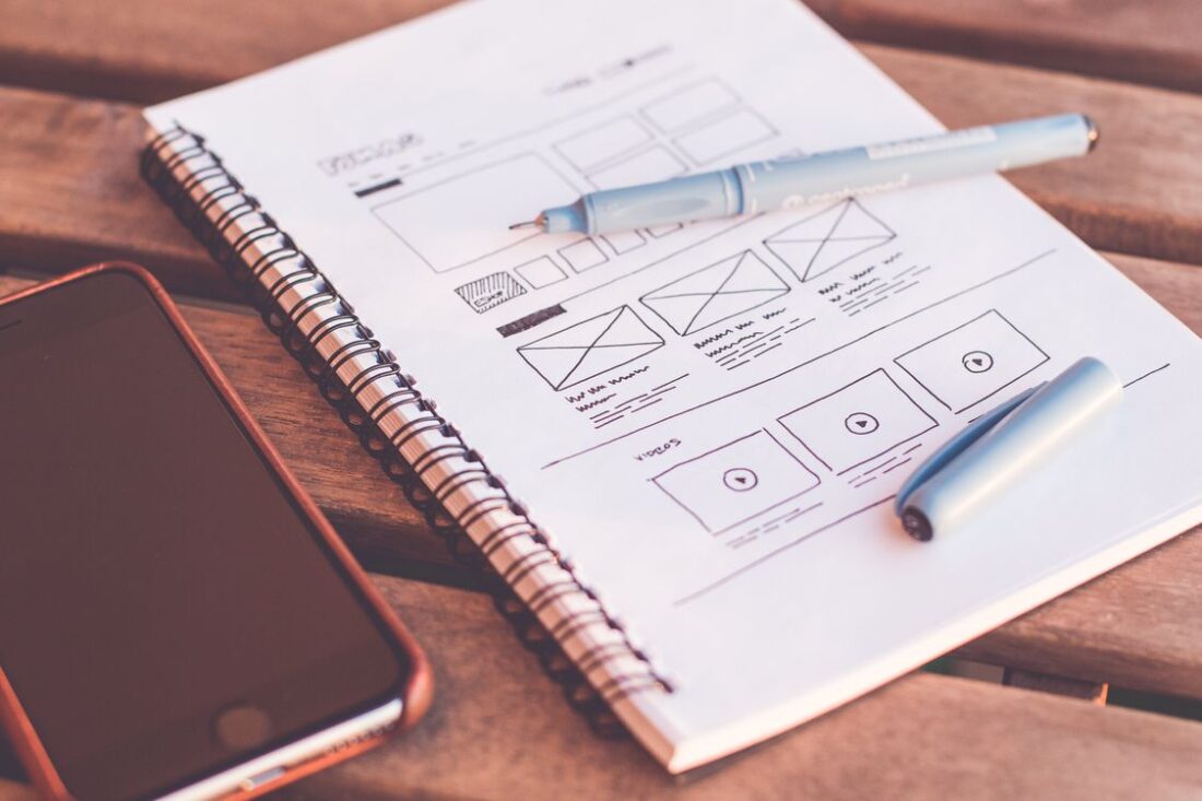 Diseñador web trabajando en su laptop con un proyecto de página web
