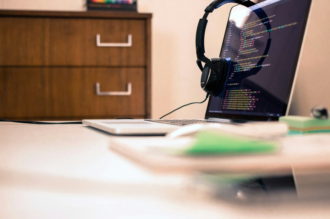 Portátil y materiales de trabajo en un entorno de diseño UX