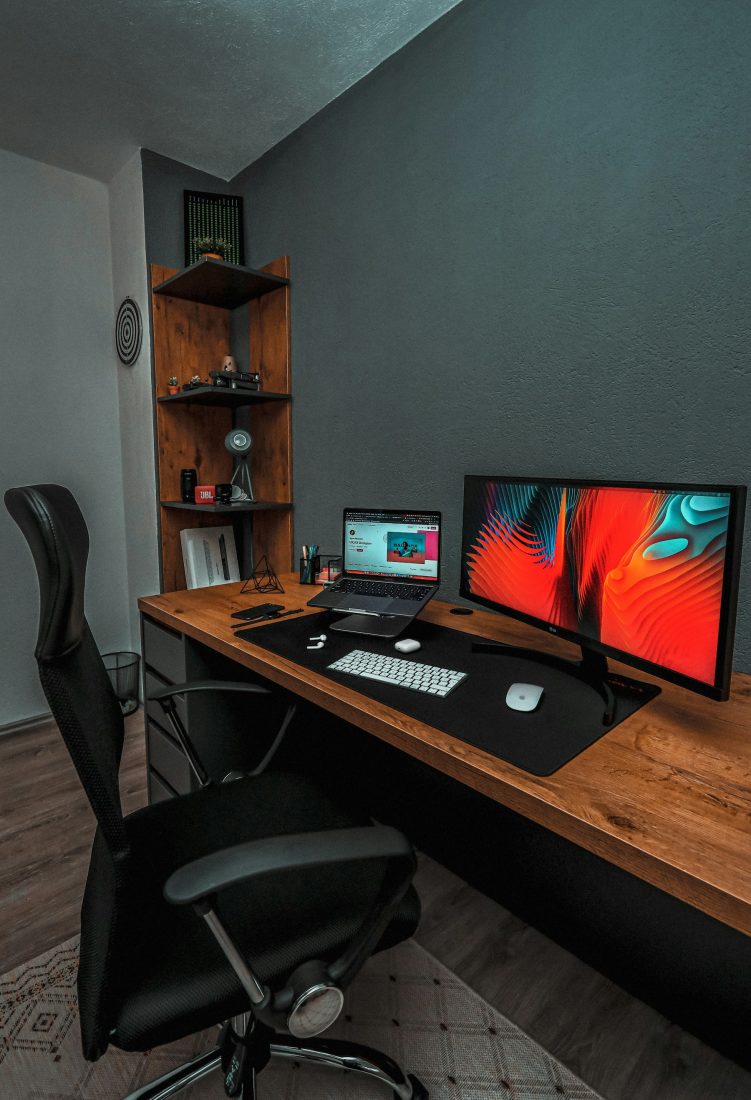 Puesto de trabajo con monitores y portátil para gestionar una web