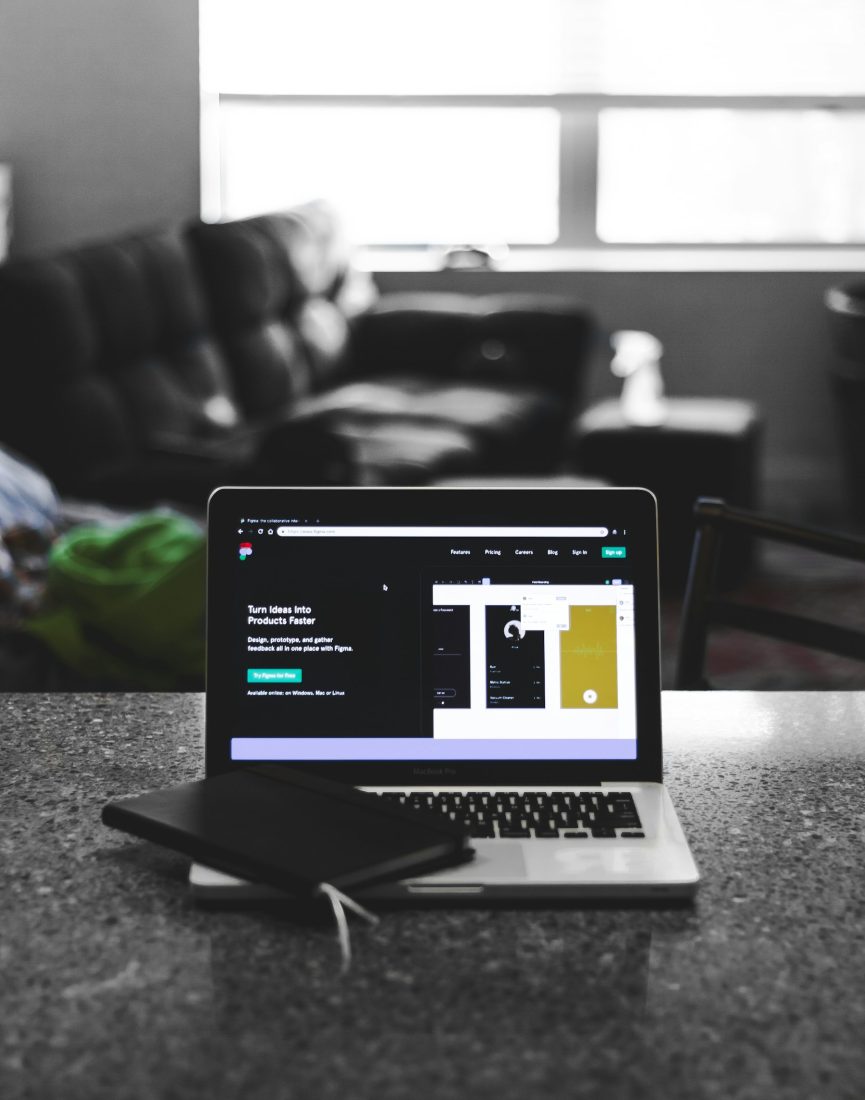 Pantalla de portátil con una interfaz de diseño web abierta
