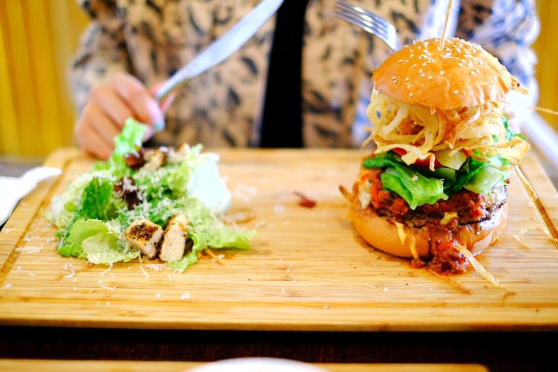 Hamburguesa con distintas opciones, analógica al precio de una página web
