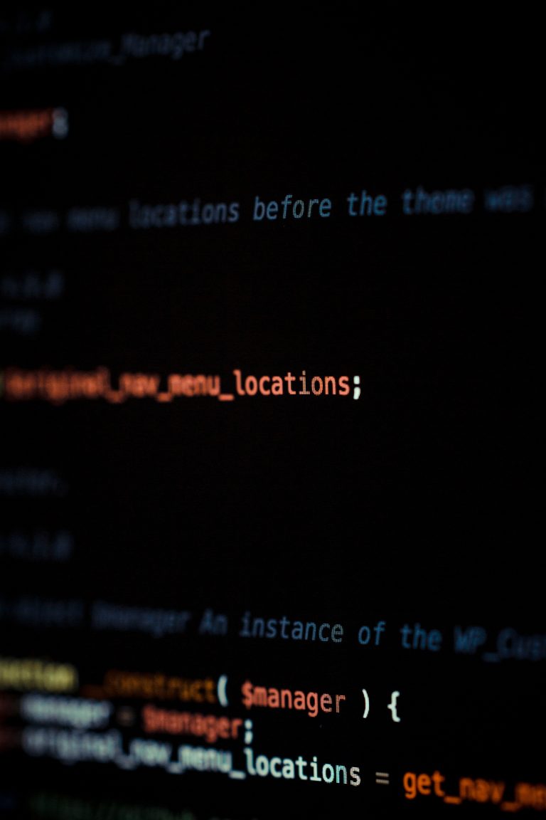 Monitor mostrando código HTML y CSS durante tareas técnicas