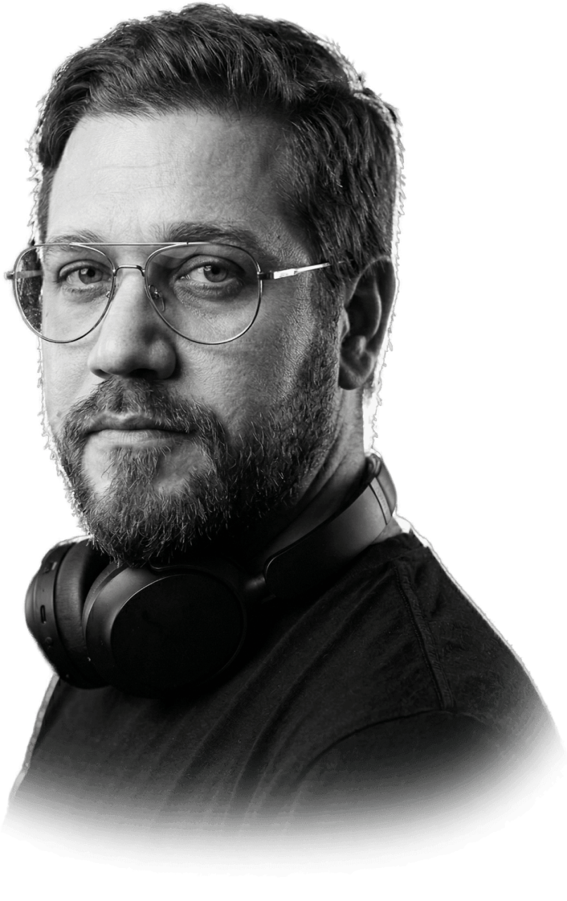 Kalo, diseñador y creador de Mr Kalo, con auriculares