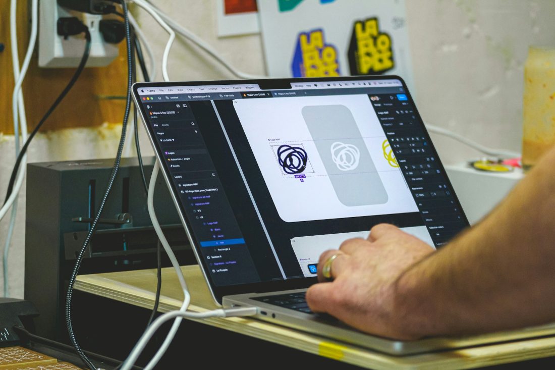 Diseñador trabajando en una interfaz digital en Figma