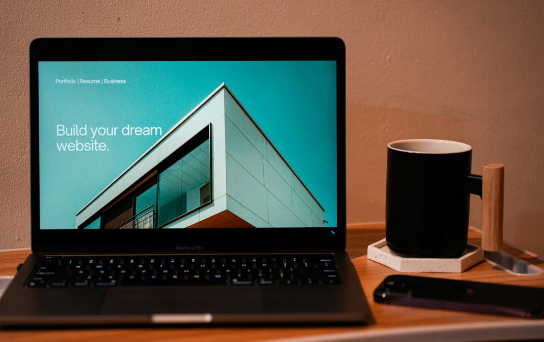 Portátil mostrando una web durante una sesión de trabajo