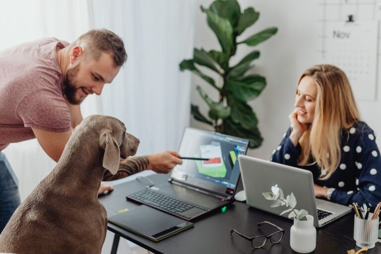Persona mirando su página web que no está convirtiendo clientes